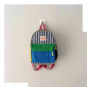 Zainetto colorato per bambini con motivo a righe nere e spallacci rossi vivaci