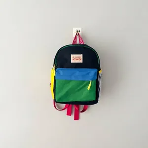Dettaglio ravvicinato di uno zaino per bambini color-block per la scuola dell'infanzia