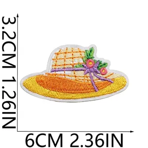 Vista dettagliata della toppa ricamata a cappello di sole con misure 6cm x 3,2cm