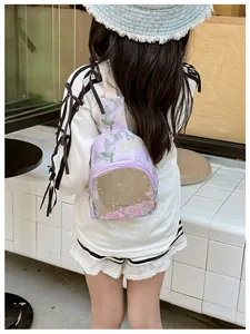 Vue détaillée d'une fille portant un joli sac de poitrine à fleurs violettes avec paillettes