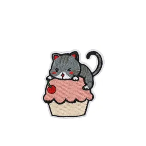 Detailed view of cartoon cat on cupcake embroidery patch with dimensions and weight info