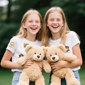Due ragazze che indossano magliette bianche decorate con simpatiche toppe di orsetti e leoni