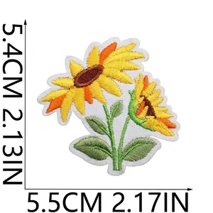 Vista dettagliata di una toppa ricamata a girasole con dimensioni 5,5 cm x 5,4 cm.