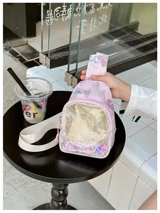 Détail du sac de poitrine rose pour enfants avec une fenêtre à paillettes colorées.