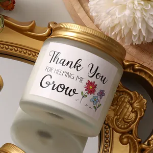 Elegante geurkaars van sojawas in matglas met Thank You For Helping Me Grow bloemlabel