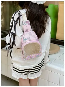 Vue détaillée du sac à bandoulière rose pour enfants avec fenêtre à paillettes scintillantes