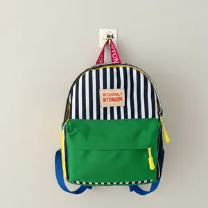 Dettaglio zaino a righe multicolore per bambini con ricamo
