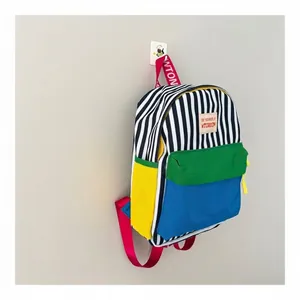 Zaino per bambini a righe multicolore con inserti verdi e blu per scuola