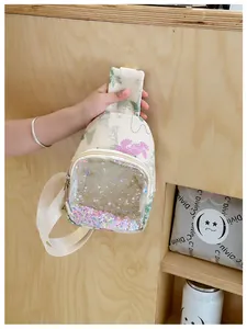 Vue détaillée d'un sac bandoulière floral pour enfants avec poche à paillettes