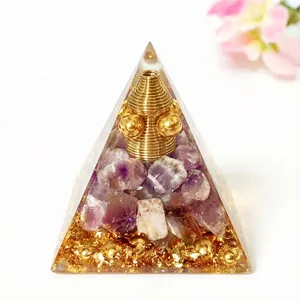 Details der Amethyst- und Blattgold-Orgonit-Pyramide mit Steintextur