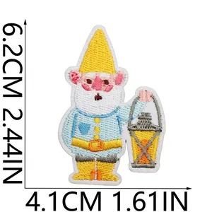 Vista dettagliata della toppa ricamata gnomo con lanterna e misure 6,2 cm x 4,1 cm