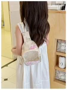 Gros plan sur un sac de poitrine floral pour enfants avec paillettes à secouer pour filles
