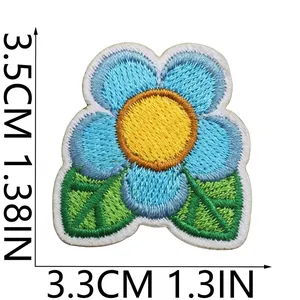 Vista dettagliata delle dimensioni della toppa ricamata fiore blu per abiti