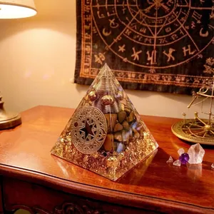 Detail eines 5cm Orgonit-Harz-Pyramide mit Steinen und Metallspule in mystischer Umgebung