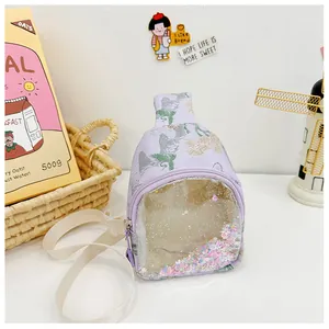 Détail d'un joli sac de poitrine violet pour enfant avec poche à paillettes et motifs floraux