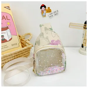 Vue détaillée d'un joli sac à bandoulière pour enfants avec poche à paillettes