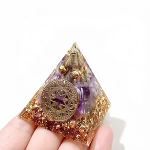Detaillierte Ansicht einer 5 cm Amethyst-Orgon-Pyramide mit Goldfolie und Stern
