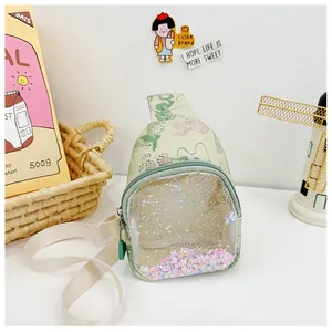 Vue détaillée d'un sac de poitrine pour enfant avec des paillettes colorées