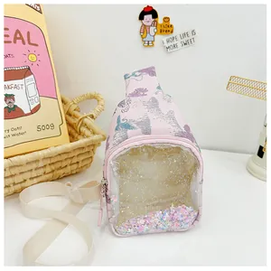 Gros plan d'un sac de poitrine rose pour enfants avec une poche à paillettes étincelantes