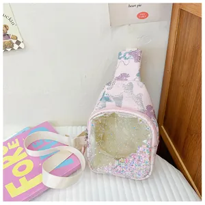 Détail du sac de poitrine rose pour enfants avec poche à paillettes scintillantes.