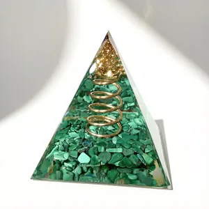 Nahaufnahme einer 5cm Harz-Pyramide mit grünen Malachitsteinen und goldener Kupferspule