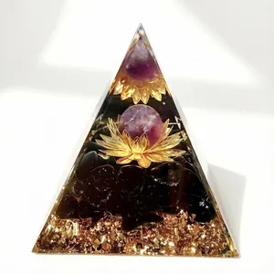 Detailansicht der 5cm Orgonpyramide mit Amethystkugel, goldenem Lotus und schwarzem Obsidian.