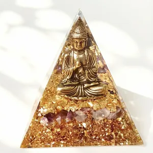 Detail eines 5cm großen Harzpyramiden-Ornaments mit goldenem Buddha und Amethyst.