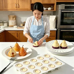 Gedetailleerd overzicht van peermousse-cakes gemaakt met een 12-vaks siliconen bakvorm.
