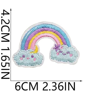 Ricamo dettagliato di una toppa arcobaleno e nuvola con dimensioni in cm e pollici.