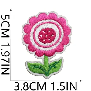 Vista dettagliata della toppa ricamata a fiore rosa per abiti con indicazione misure