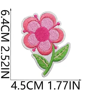 Dettaglio di una toppa ricamata a fiore rosa con dimensioni precise di 6,4x4,5 cm