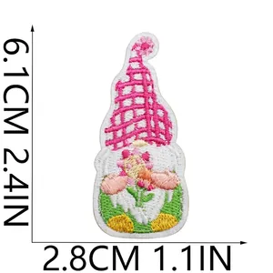 Vista macro della toppa ricamata a forma di gnomo con misura precisa di 6,1 cm