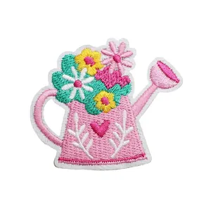 Toppa ricamata dettagliata con annaffiatoio primaverile e fiori per decorare i vestiti