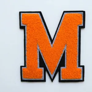 Detailansicht der Größe des orangefarbenen Chenille-Buchstabe M Bügelbilds, 12 cm Höhe