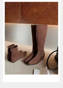 Detalle de dos modelos de botas de ante marrón con punta cuadrada y cuña interior