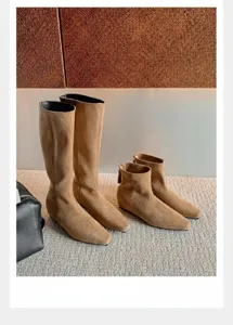 Botines y botas de media caña en ante marrón con puntera cuadrada minimalista