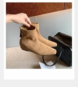 Botines de ante caqui con punta cuadrada, cuña interior y cremallera.