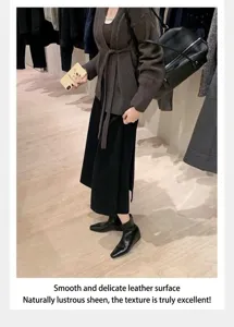 Botines modernos de cuero negro brillante con punta cuadrada y cuña interna