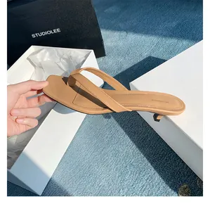 Detailansicht eleganter brauner Leder-Zehentrenner mit Pfennigabsatz im schlichten Design.