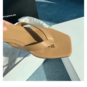 Detailansicht khakifarbener Echtleder-Zehentrenner mit moderner quadratischer Spitze.