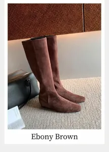 Vista detallada de botas de ante marrón ébano con un diseño elegante de punta cuadrada