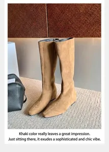 Elegantes botas de ante caqui a media pierna con punta cuadrada y diseño minimalista