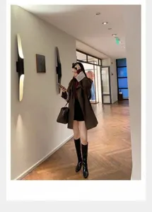 Elegantes botas de cuero negro a media pierna con punta cuadrada en un outfit total.
