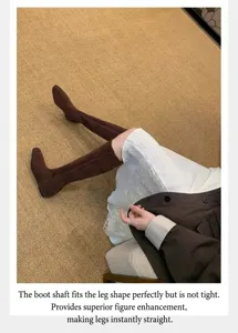 Detalle de botas de ante marrón con punta cuadrada en una modelo para un look de otoño