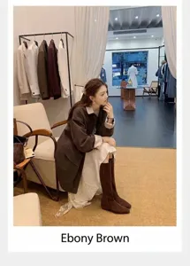 Modelo con elegantes botas minimalistas marrones de punta cuadrada en el interior de una tienda
