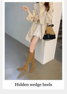 Vista detallada de botas de ante beige de media caña con cuña oculta de 5 cm de altura.