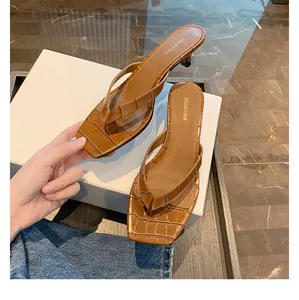 Detailansicht brauner Kitten-Heel-Sandalen aus Rindsleder mit Krokodilprägung für Damen