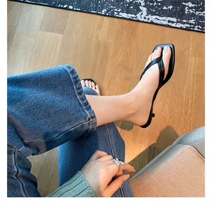 Elegante schwarze Zehensteg-Sandalen aus Rindsleder mit hohem Absatz zu Jeans