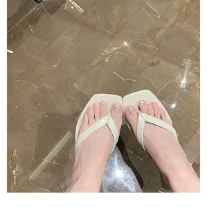Nahaufnahme eleganter Zehentrenner-Sandalen aus Leder mit eckiger Zehenpartie