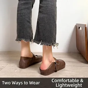 Braune Mary Jane Flats aus Schafsleder, getragen als bequeme Slipper für Damen